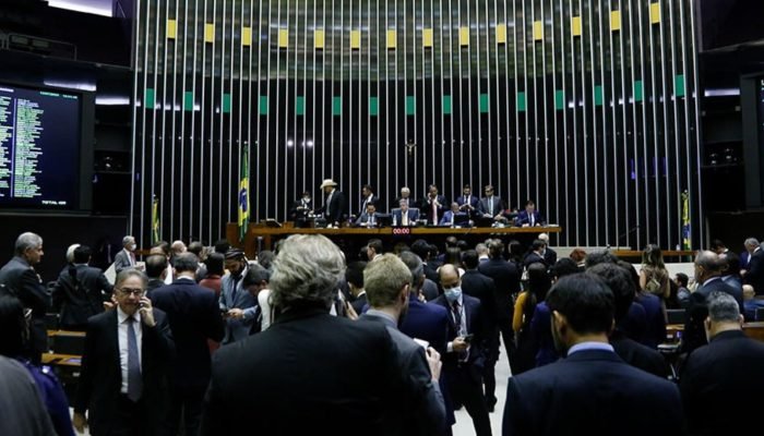Plenário da Câmara dos Deputados: partidos atribuem sentidos distintos a termos como “democra...