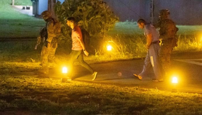 1 de 1 daniel-vorcaro-e-retirado-do-helicoptero-na-superintendencia-da-pf-no-distrito-federal-met...