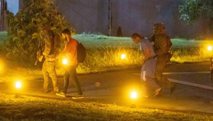 1 de 1 daniel-vorcaro-e-retirado-do-helicoptero-na-superintendencia-da-pf-no-distrito-federal-pf-...