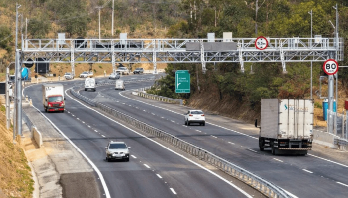 1 de 1 Imagem colorida de pedágio de cobrança automática instalado na Rodovia Raposo Tavares -...