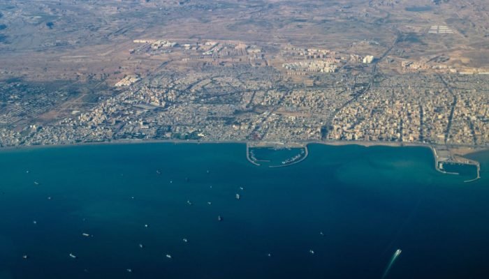 Vista aérea de Bandar Abbas, cidade portuária iraniana no Golfo Pérsico, com vários portos e ...