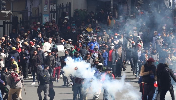 Manifestantes se enfrentando em La Paz, na Bolívia. País vive crise social com protestos e bloq...