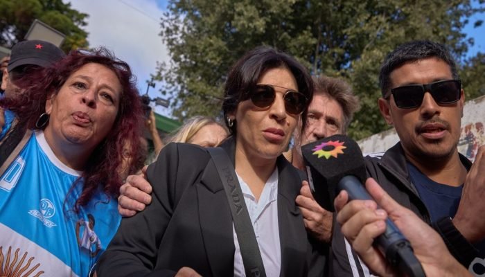 Gianinna Maradona (ao centro) em chegada ao tribunal de San Isidro, na Argentina  • Foto: Luci...