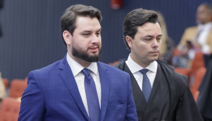 Defesa afirma que Filipe Martins, condenado a mais de 21 anos de prisão, foi alvo de um "julgame...