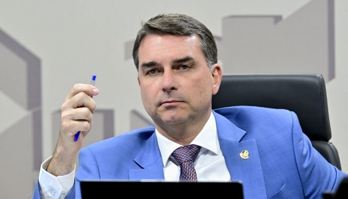 Flávio Bolsonaro trocou mensagens com Daniel Vorcaro até a véspera da prisão do banqueiro. (F...