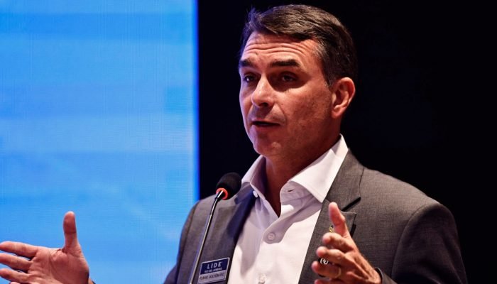 Flávio Bolsonaro encaminhou ao governo americano um documento sugerindo que a decisão sobre o t...