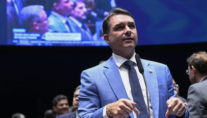 Flávio Bolsonaro afirmou que o ministro Alexandre de Moraes pode usar o inquérito das fake news...
