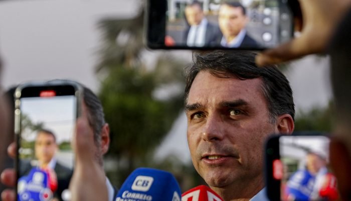 Flávio Bolsonaro afirmou que buscava patrocínio privado para o filme “Dark Horse” e negou i...