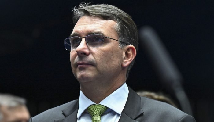 Áudio mostra senador Flávio Bolsonaro cobrando dinheiro de Daniel Vorcaro para realização de ...