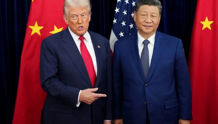 1 de 1 O presidente dos EUA, Donald Trump, cumprimenta o presidente chinês, Xi Jinping, antes de...