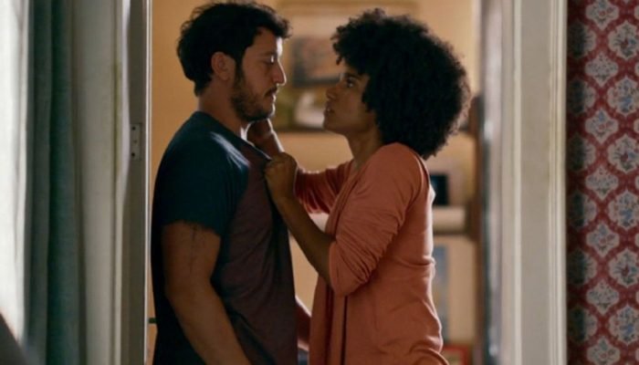 Tom (Allan Souza Lima) e Elenice (Mariana Sena) vivem um dos relacionamentos mais comentados de "...