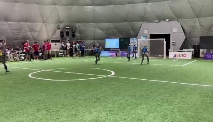 Gol brasileiro contra a Itália, em Pequim, com bola no meio das pernas do goleiro. Imagem: RCAP ...