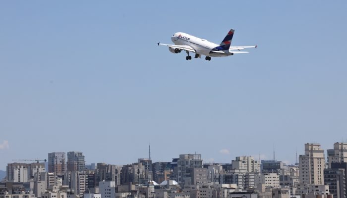 Acordo entre aeronautas e companhias aéreas vai evitar greve na aviação e garante normalidade ...