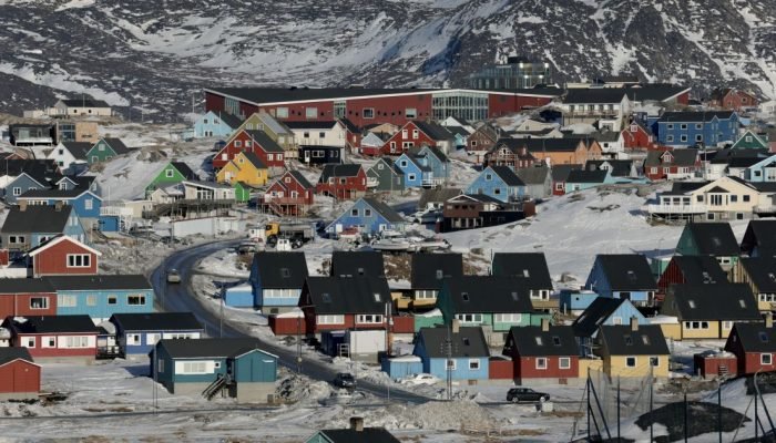 A vila de Ilulissat, com uma população de aproximadamente 4.000 habitantes, está situada entre...