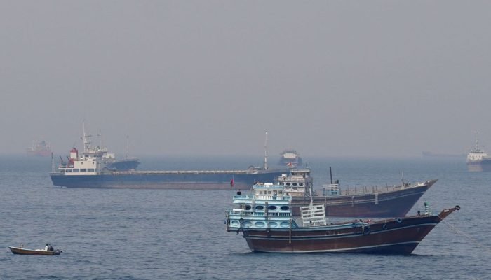 Navios e barcos no Estreito de Ormuz, na costa de Musandam, Omã  • REUTERS/Foto de arquivo