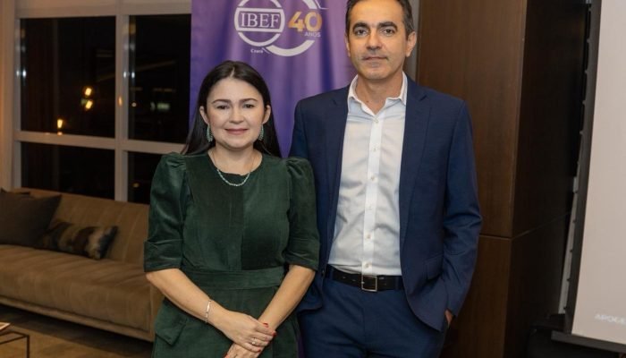 Darla Lopes e o presidente do IBEF-CE, Renato Aguiar. Foto: Divulgação