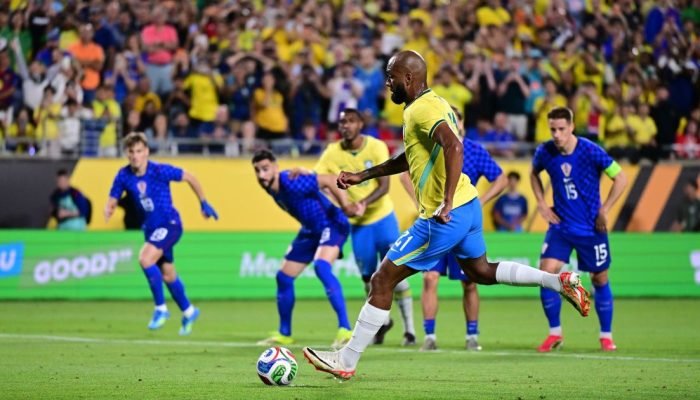 Igor Thiago cobra pênalti para marcar o segundo gol do Brasil sobre a Croácia  • Julio Aguil...