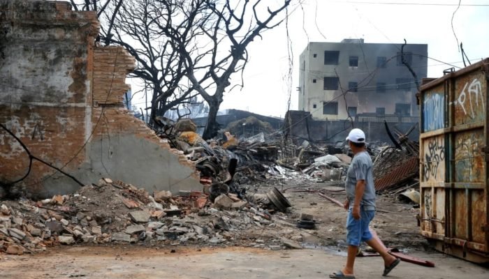 Trabalho de rescaldo continua mais de 30 horas após incêndio em sucata, em Fortaleza — Foto: ...