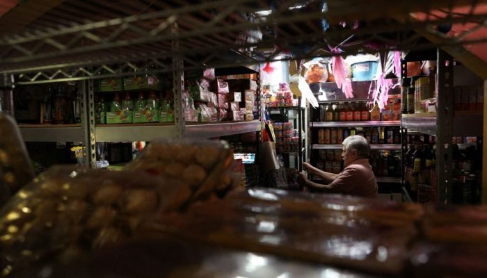 Pessoa em uma mercearia dentro do Mercado Central, em Minneapolis, EUA, em 12 de fevereiro de 202...