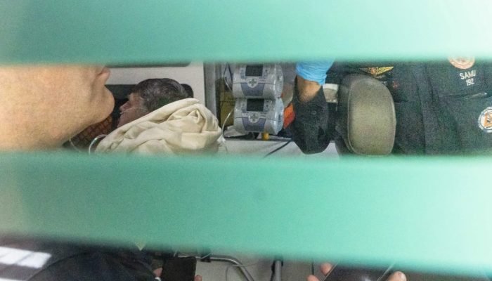 1 de 1 jair-bolsonaro-chega-de-samu-ao-hospital-df-star-apos-passar-mal-na-papudinha—metropoles...