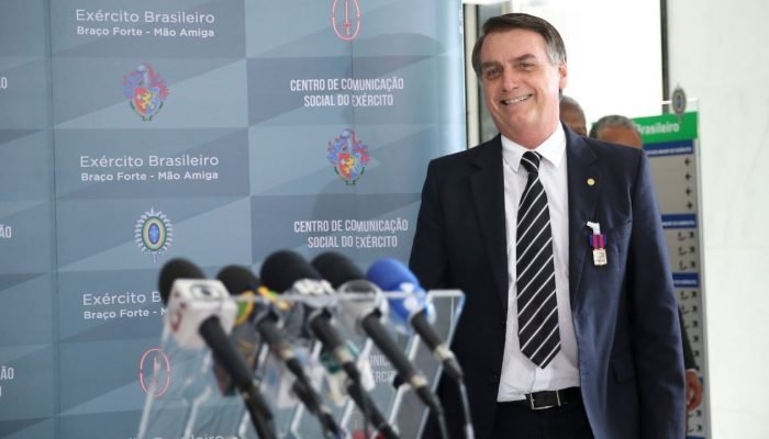 A principal medalha militar conquistada por Bolsonaro é a do Pacificador com Palma | José Cruz/...