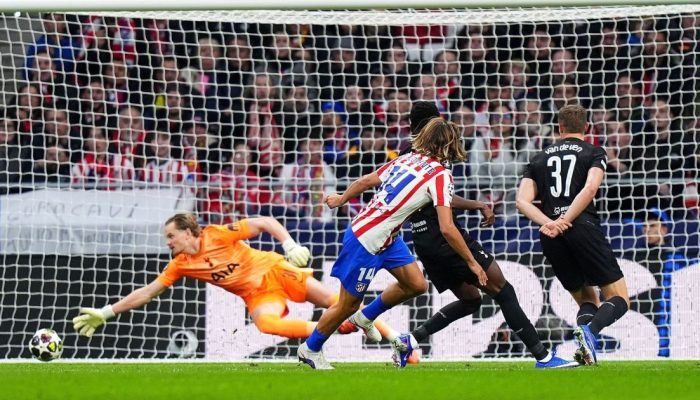 Antonín Kinsky foi substituído com 17 minutos de jogo após falhar duas vezes  • Photo by An...