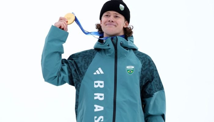 Lucas Pinheiro Braathen com a medalha de ouro conquistada em Milão-Cortina 2026  • Dustin Sat...