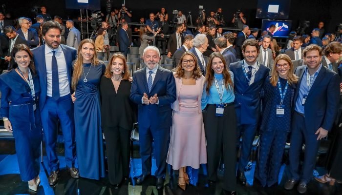 Lula e Janja ao lado da viúva e das filhas de Silvio Santos no lançamento do SBT News. Zezé Di...