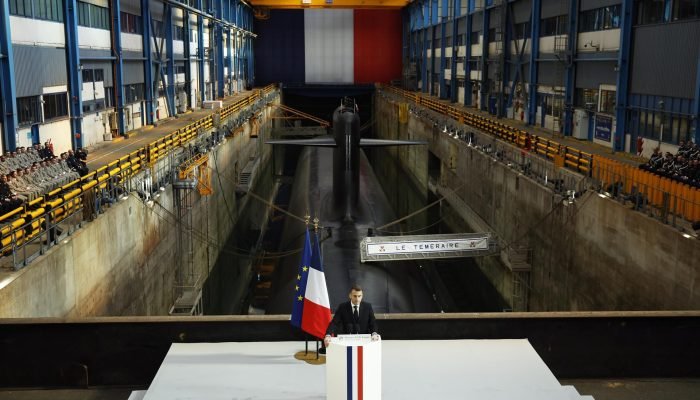 O presidente da França, Emmanuel Macron, durante discurso à frente do submarino nuclear "Le Tem...