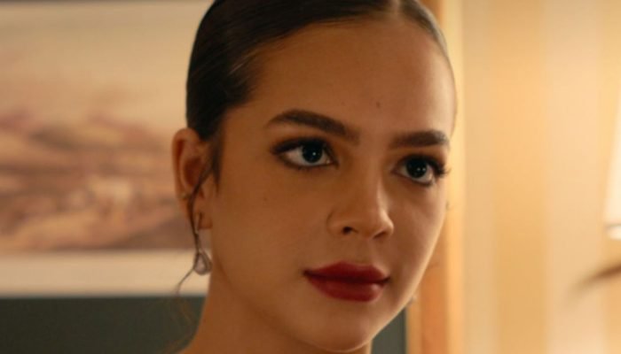 Virginia ganhou um cachecol da Seleção Brasileira com o rosto de Vini Jr.  • Divulgação/Ne...