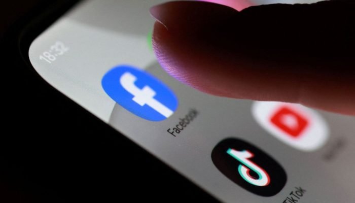 Ícones do Facebook, do TikTok e do YouTube em tela de celular  • REUTERS/Dado Ruvic
