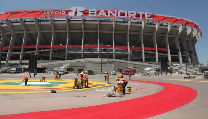 Obras no Estádio Azteca, na Cidade do México, que receberá a partida de abertura da Copa (Foto...