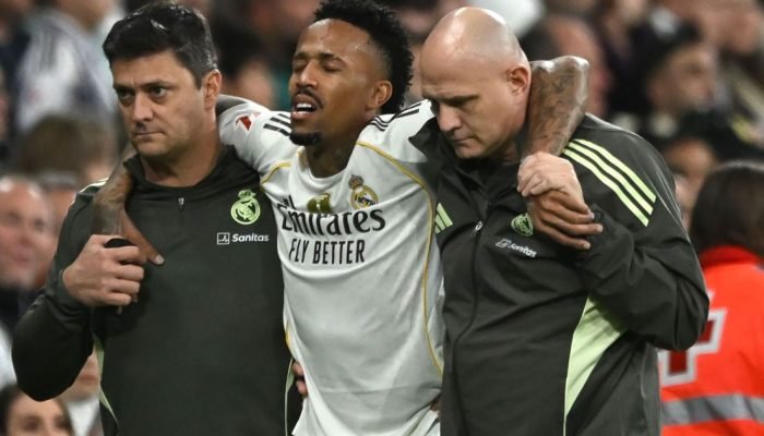 Éder Militão deixa o campo após se lesionar no duelo entre Real Madrid e Celta, em dezembro de...