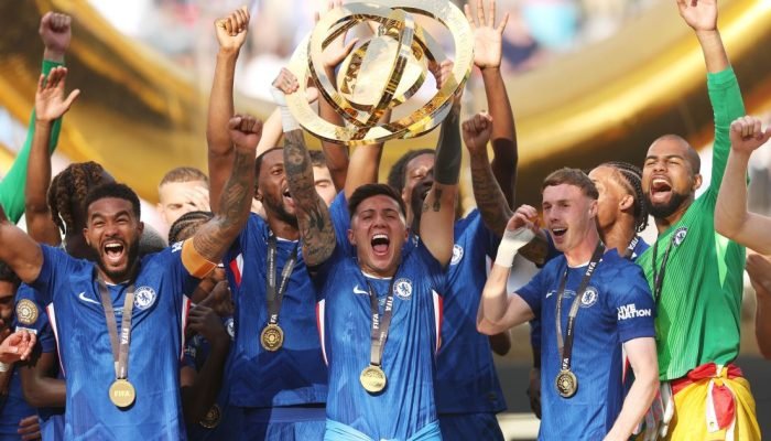 Enzo Fernández levanta troféu do Mundial de Clubes  • Carl Recine - FIFA/FIFA via Getty Images