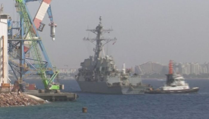 Um destróier militar dos EUA atraca no porto israelense de Eilat, segundo relatos da mídia isra...