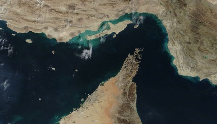 Estreito de Ormuz: rota estratégica por onde passa cerca de 20% do petróleo mundial. (Foto: Wik...