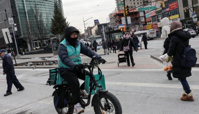 Entregador na cidade de Nova York  • REUTERS/Tyrone Siu