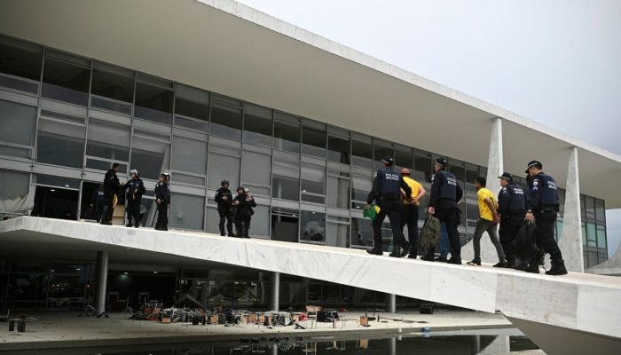 Prisões ocorrem após STF decretar o encerramento do processo. No entanto, ainda há duas pessoa...