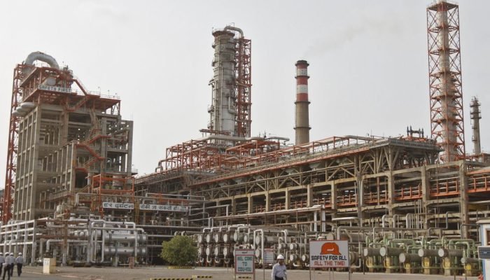 Refinaria de petróleo operada pela Essar Oil Ltd. em Gujarat  • REUTERS/Amit Dave