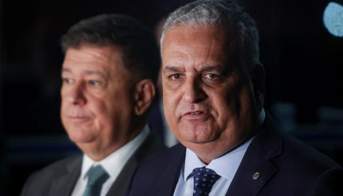 1 de 1 Foto colorida de presidente e relator da CPMI do INSS, Carlos Viana (Podemos-MG) e Alfredo...