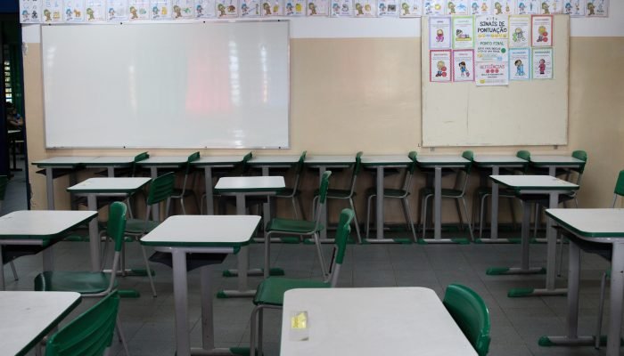 Sala de aula vazia da Escola Estadual Terezine Arantes Ferraz Bibliotecaria, no Parque Casa de Pe...