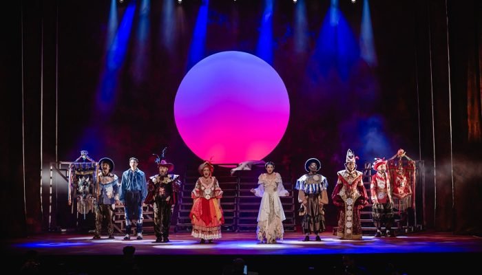 A beleza dos figurinos é mais um item do espetáculo. Foto: Divulgação