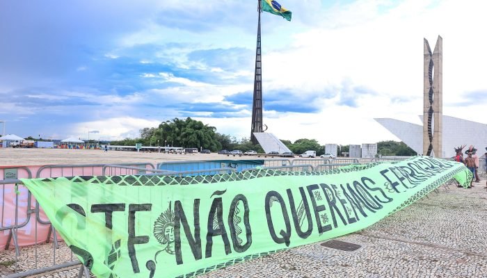 Protesto de indígenas contra a Ferrogrão diante do prédio do Supremo Tribunal Federal. (Foto: ...