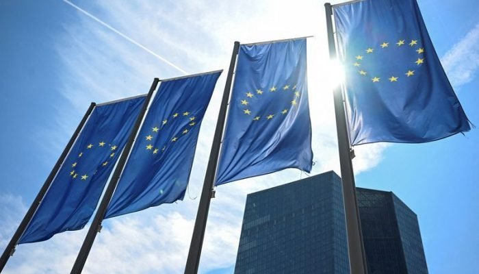Bandeiras da União Europeia em frente à sede do BCE em Frankfurt  • REUTERS/Jana Rodenbusch