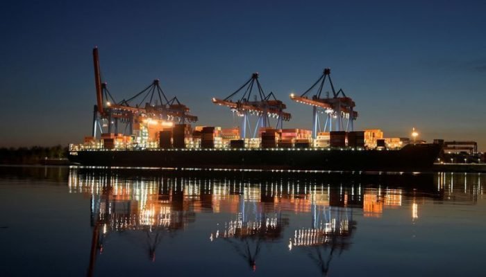 Navio de contêineres em terminal de carga: movimentação de cargas no comércio internacional c...