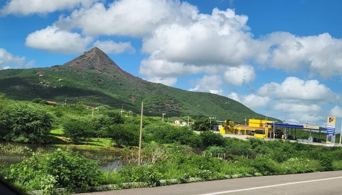 Pico do Cabugi, no interior do Rio Grande do Norte, se destaca na paisagem da caatinga. (Foto: Ma...