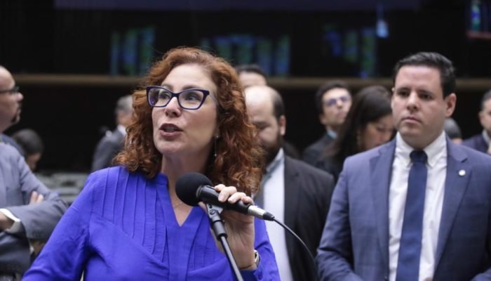 Cassação de Carla Zambelli foi barrada pela Câmara em meio a crise do Congresso com o STF. (Fo...